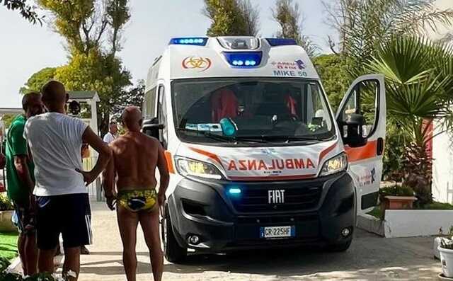 Rischia di affogare al Poetto di Cagliari, salvato da alcuni bagnanti: portato in ospedale 