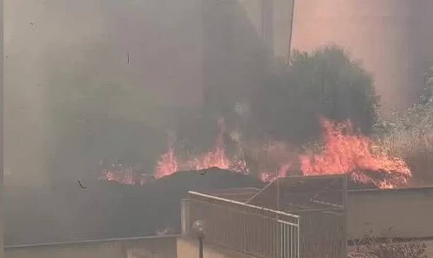 Quartu, paura per un grosso incendio vicino alla chiesa di via San Giovanni Evangelista