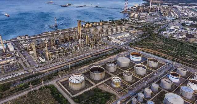 Ondate di calore estremo nei siti industriali: alla Sarlux firmato il primo accordo per tutelare i lavoratori