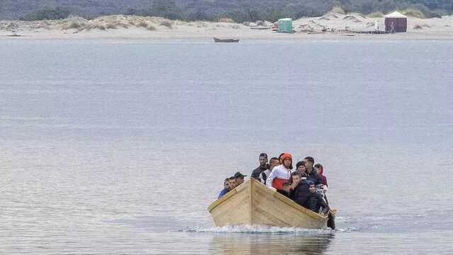 Nuovi sbarchi in Sardegna: 9 a Sant'Antioco, a Cagliari in 10 arrivano in piazza Deffenu 