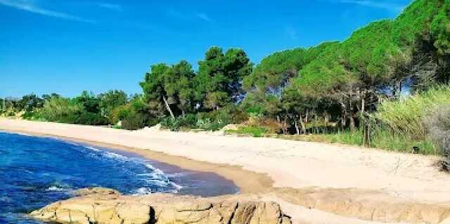 Dramma a Tancau, 71enne si accascia in spiaggia e muore: era appena entrato in acqua