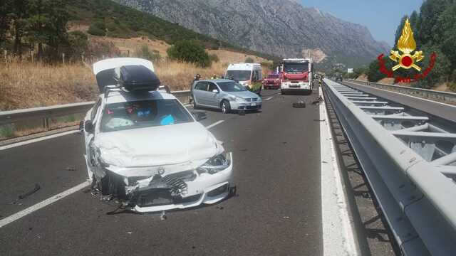 Schianto sulla 131dcn tra due auto: 3 feriti, traffico momentaneamente bloccato