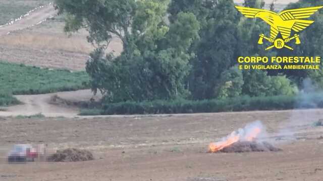 Brucia sterpaglie nel suo terreno poi fugge lasciando il fuoco incontrollato: sanzionato un uomo nel basso Campidano