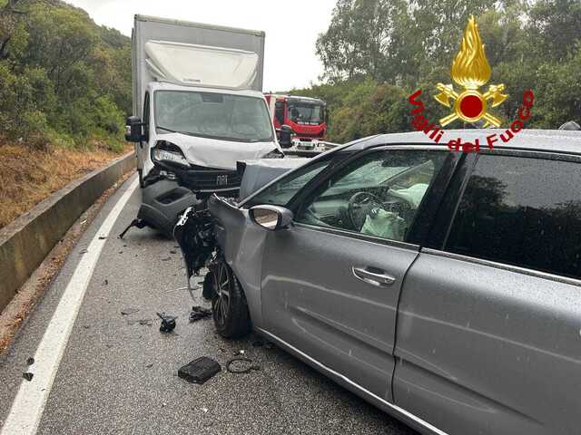 Scontro frontale tra un furgone e un'auto sulla 125: ci sono 7 feriti, uno grave in elisoccorso