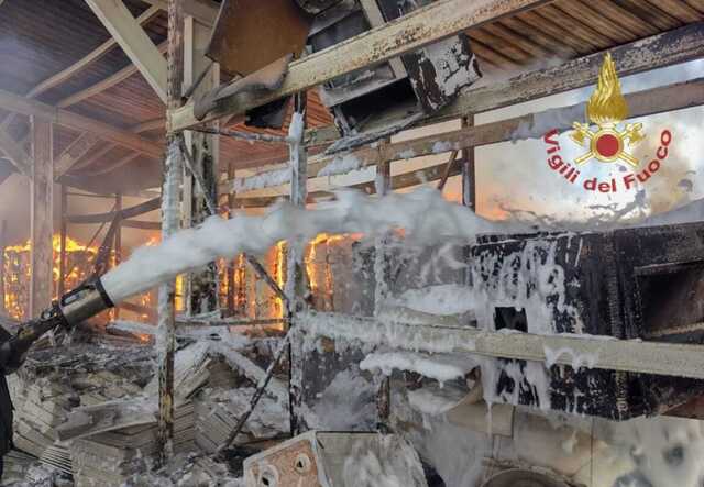 Macchiareddu, distrutto dalle fiamme un impianto fotovoltaico: l'incendio era partito dalle campagne