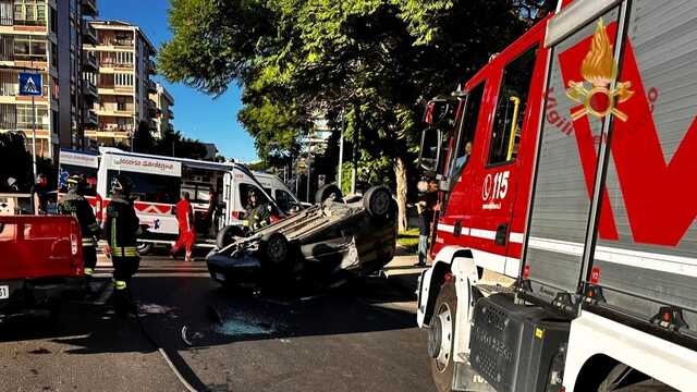 Cagliari, due auto si scontrano e una si ribalta in via dell'Abbazia: una donna ferita