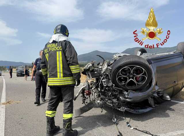 Anela, perde il controllo dell'auto e si ribalta più volte: conducente in ospedale 
