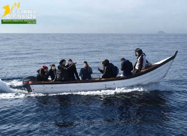 Sbarco di migranti a Sant'Antioco, scafista tenta la fuga: inseguimento della Gdf in mare