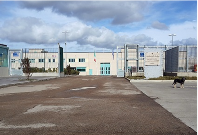 "Vi taglio la faccia": detenuto colpisce e ferisce un agente in carcere a Sassari