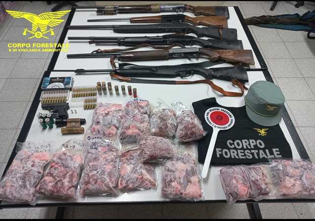 Bracconiere denunciato a Quartu: in casa aveva sei fucili e nel freezer 20 chili di carne di cinghiale