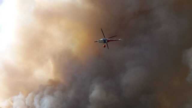 Incendi, pomeriggio infernale in Ogliastra: case evacuate ad Arzana, decine di mezzi aerei in volo