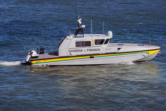 Sbarco di migranti a Sant'Antioco, scafista tenta la fuga: inseguimento della Gdf in mare