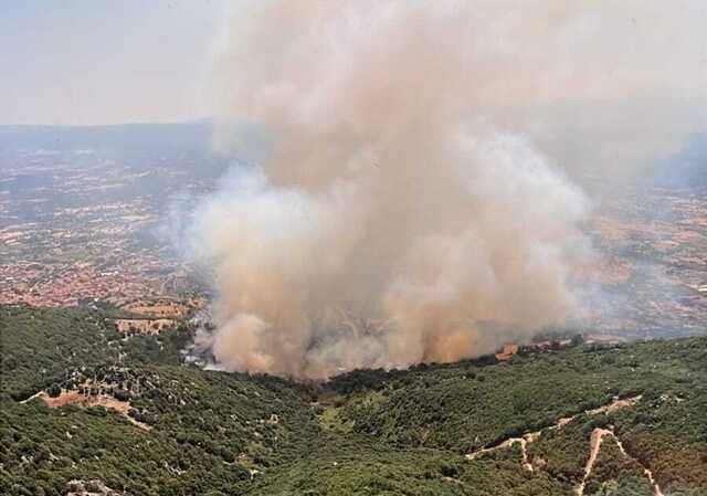 Ancora incendi in Sardegna: elicotteri e Canadair in volo a Bottida, Teti, Bono e Quartu