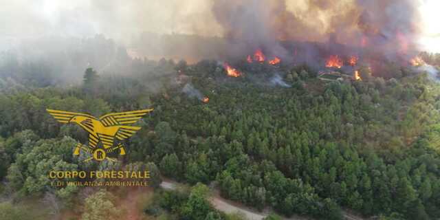 Paura nelle campagne di Arzana per un grosso incendio: in volo gli elicotteri del Corpo Forestale