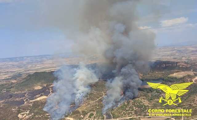Grosso incendio a Furtei: in volo elicotteri regionali e due Canadair da Olbia