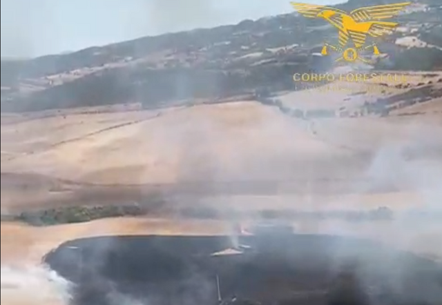 Grosso incendio a Genoni: in volo gli elicotteri del Corpo Forestale