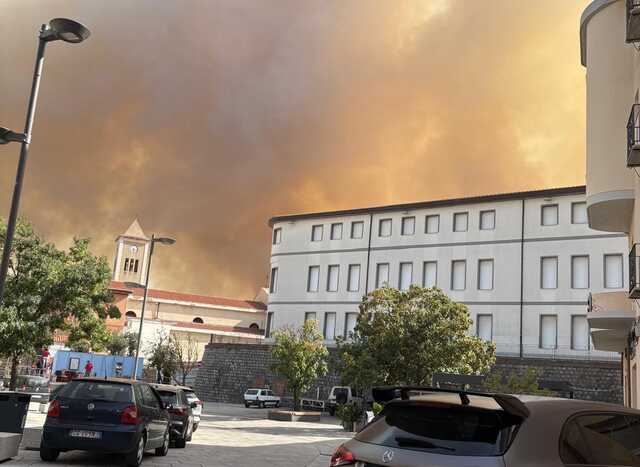 Devastante incendio fra Arzana ed Elini: in volo tre Canadair ed elicotteri, scattano le evacuazioni