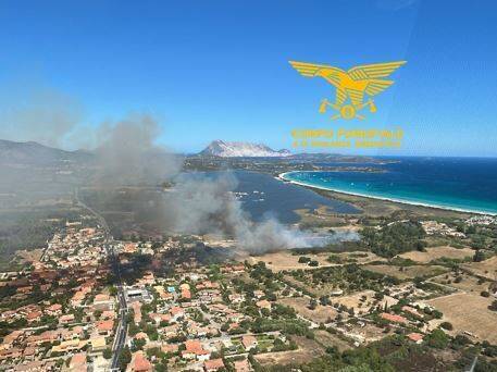 Spaventoso incendio a San Teodoro vicino alla spiaggia "La Cinta", scattano le evacuazioni 