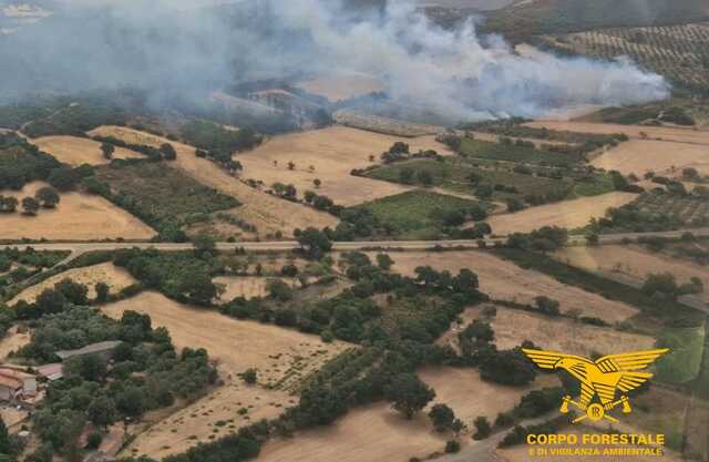 Grosso rogo a Perdaxius, in volo elicotteri e Super Puma: fiamme anche a Giave 