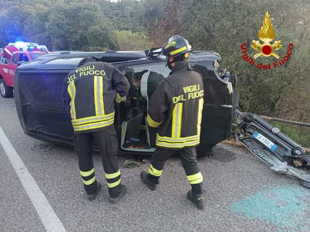 Nuoro, auto con a bordo un bimbo si ribalta più volte: intervengono i vigili del fuoco