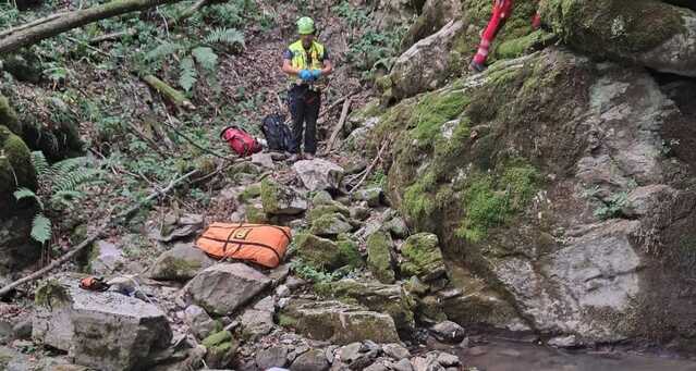 Ragazzo cade da una scarpata, il capo scout si lancia nel vuoto per salvarlo: muore 61enne 