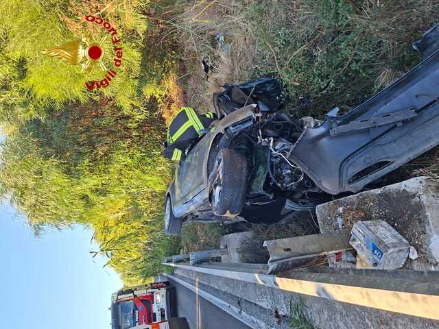 Pauroso incidente a Posada: auto si schianta sul guardrail poi ri ribalta, interviene l'elisoccorso