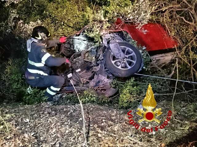 Esce di strada con l'auto e finisce in un fossato a San Pantaleo: tre feriti