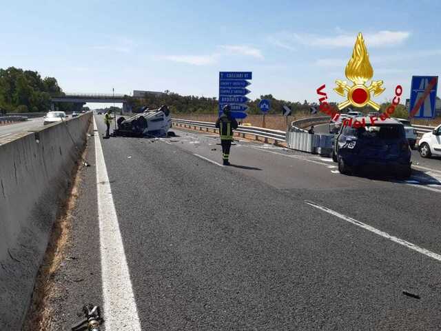 Violentissimo scontro fra due auto sulla statale 131 a Marrubiu, una si ribalta: due feriti