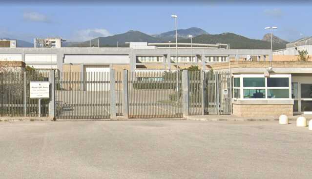 Detenuto sardo di 32 anni tenta di togliersi la vita a Uta, è gravissimo: "Scaricare il disagio psichico nelle carceri è vergognoso"