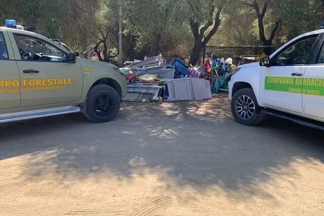 Operazione della Forestale Badesi: rimossi 97 ombrelloni lasciati in spiaggia, 109 sdraio e giochi per bambini