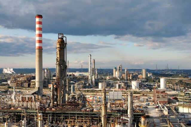 Nuove tensioni Iran-Usa, vola il prezzo del petrolio: superata la soglia dei 90 dollari al barile