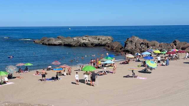Batteri fecali nell'acqua della Marina di Castelsardo: il mistero rimane, ma la spiaggia riapre con un progetto tecnologico