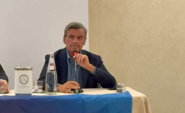 Calenda a Cagliari attacca Alessandra Todde: "Il suo operato? Inesistente"