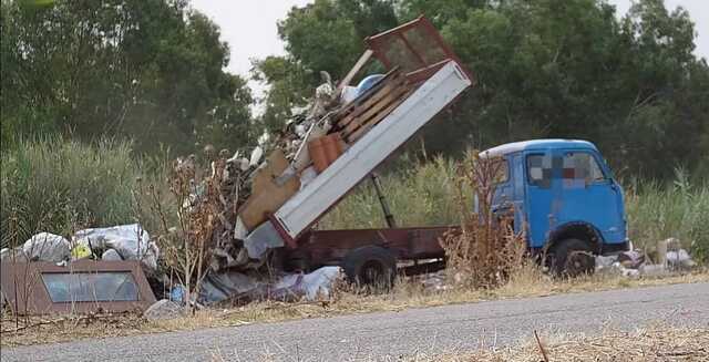 Quartu, discarica abusiva e spazzatura bruciata: area e mezzi sequestrati a Flumini