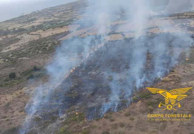 Ancora incendi in Sardegna, elicotteri in volo a Barisardo e Senorbì