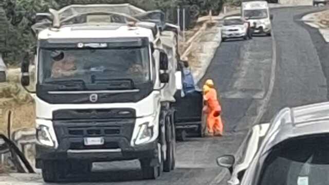 Nuovo asfalto dopo i lavori Tyrrhenian Link: "Strade ammalorate, sicurezza per i guidatori"