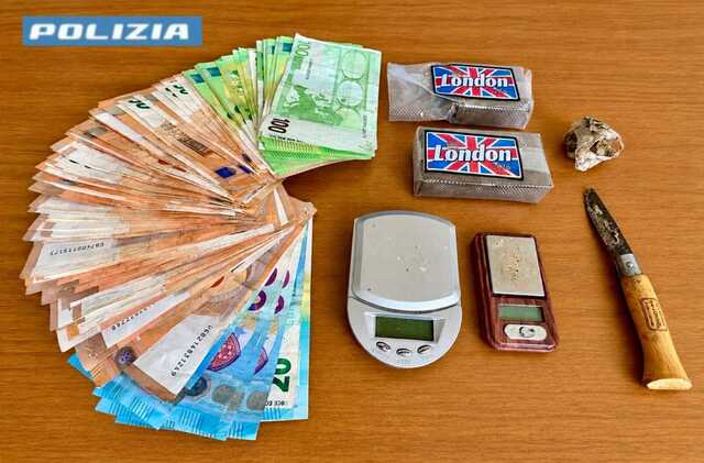 Nel garage a Sestu la droga, nascosti più di 8mila euro in contanti nel comò in camera: arrestato 25enne