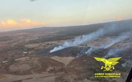 Ancora fuogo in Sardegna, grosso incendio a Sagama: tre mezzi aerei per domare le fiamme
