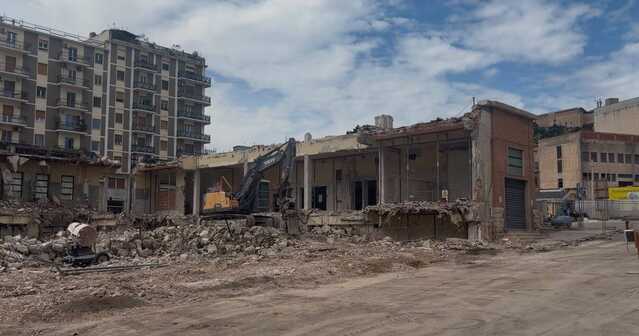 Mercato storico di San Bnedetto a Cagliari demolito, il tuffo al cuore dei boxisti: "Sembra bombardato"