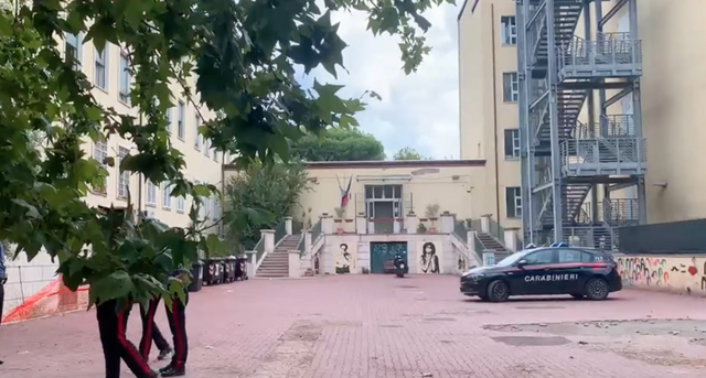 Tredicenne accoltella la prof a scuola, le compagne: "La odiava, aveva detto che voleva colpirla" 