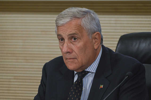 Il ministro Tajani: "Meglio scegliere la donna con la gonna più lunga, è più affidabile", poi si scusa: "Non ho mai pensato di offendere"