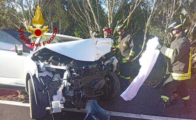 Terribile scontro frontale fra due auto all'ingresso di Olbia: quattro feriti