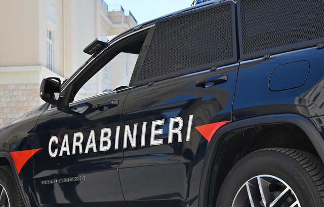 Con passamontagna e coltello aggrediva giovani donne e le costringeva a subire violenze nelle spiagge: arrestato un uomo