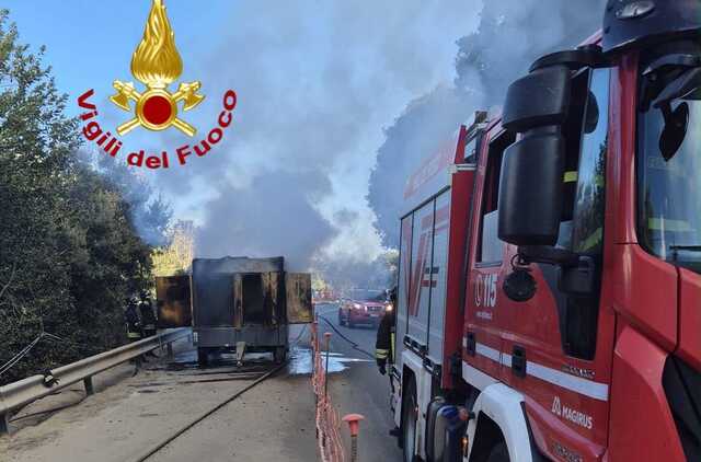 Orune, paura sulla statale 389: un veicolo prende fuoco 