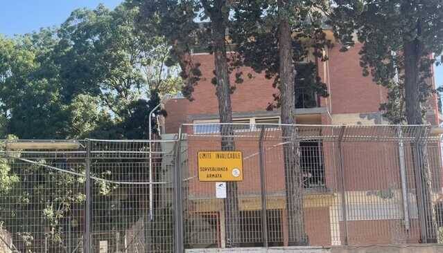 "Ospite accoltellato e sassaiola contro i poliziotti": rissa finita nel sangue nel centro di accoglienza a Monastir