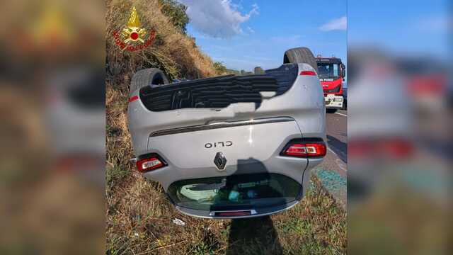 Perde il controllo dell'auto e si ribalta sulla 131 a Macomer: ferita la conducente