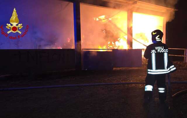 Notte di incendi nelle campagne di Sindia, Macomer e Birori: vigili del fuoco al lavoro senza sosta
