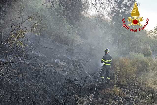 Il rogo si riaccende ad Arzana, in volo un elicottero del Corpo forestale per spegnere le fiamme