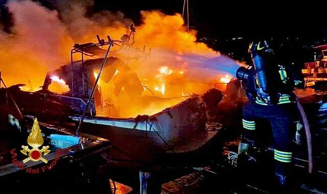 Notte di paura a Porto Rotondo: scoppia un incendio, in fiamme quattro barche