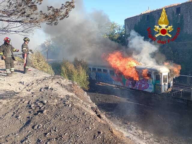Incendi a Macomer e Bono, raggiunto dalle fiamme il vagone di un treno fermo in stazione